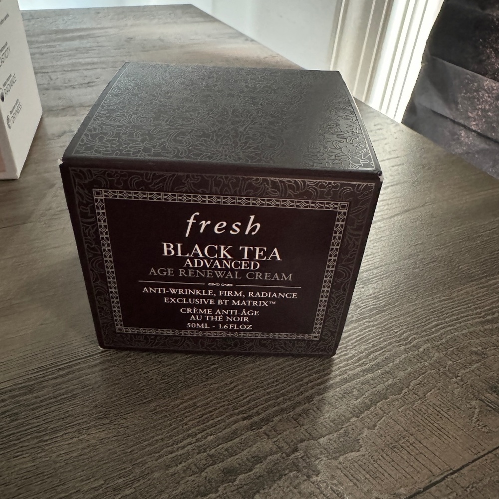 Fresh black tea advanced age renewal cream